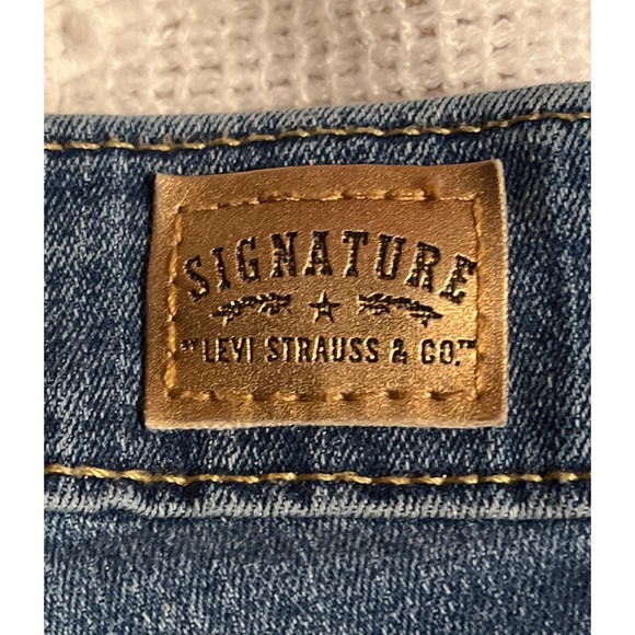 Levi Strauss & Co. Gold Label Women's Totally Shaping Bootcut Jeans. Size: 2S - Picture 8 of 11